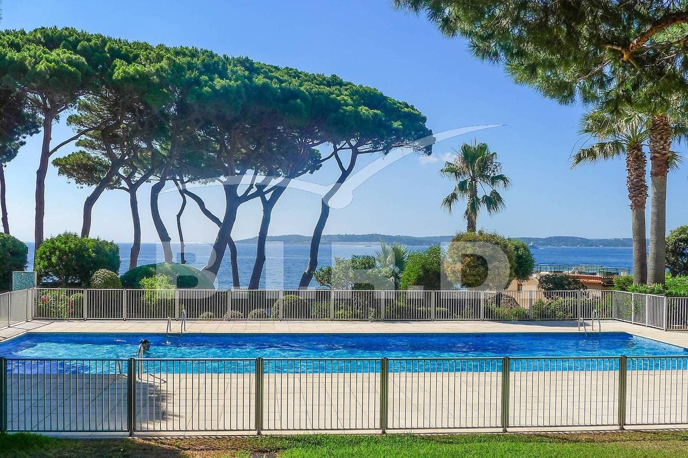 Foto 12 von 13: Wohnung in Sainte-Maxime mit Panoramablick aufs Meer, Schwimmbad und privatem Strandzugang
