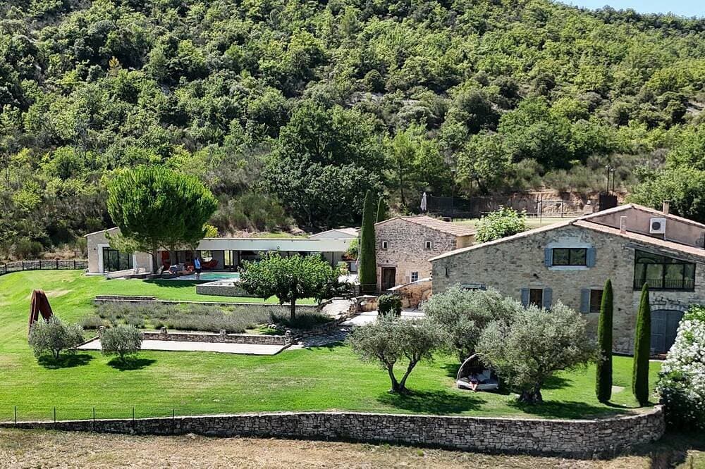 Exclusive 16 beds property, 7 AC rooms, tennis, heated pool, top view... & Chef! 1