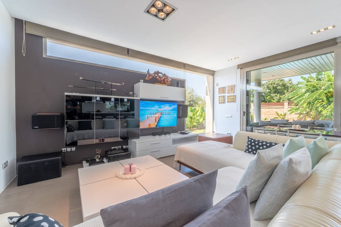 Foto 11 von 24: Äußerst moderne Villa „Zoe“ mit Pool