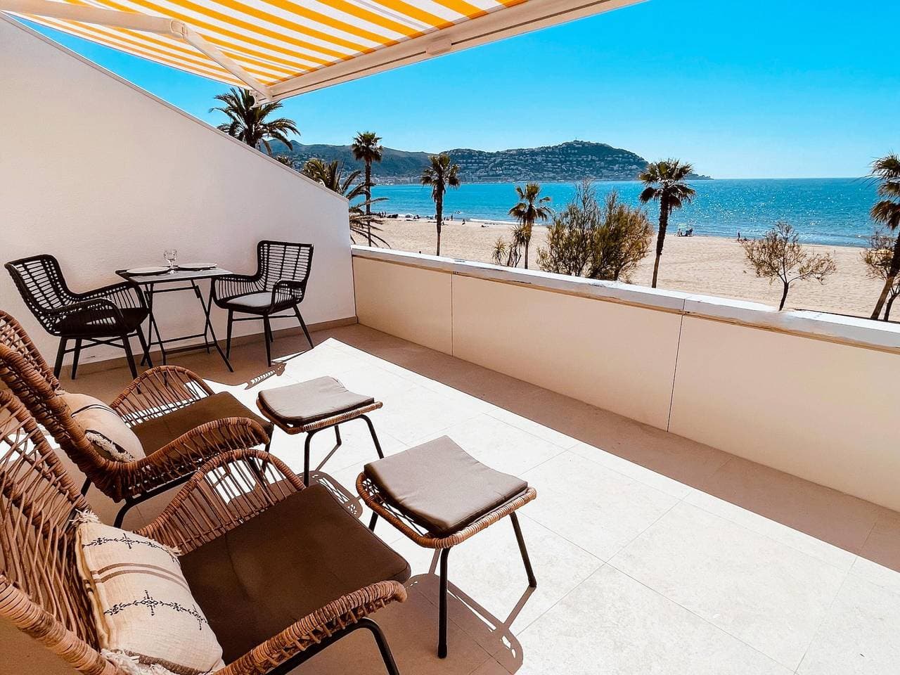 Foto 5 von 50: Charmante Wohnung zur Miete in Roses, Costa Brava! 0 Meter vom Strand entfernt. Genießen Sie den Gemeinschaftspool und den Meerblick.