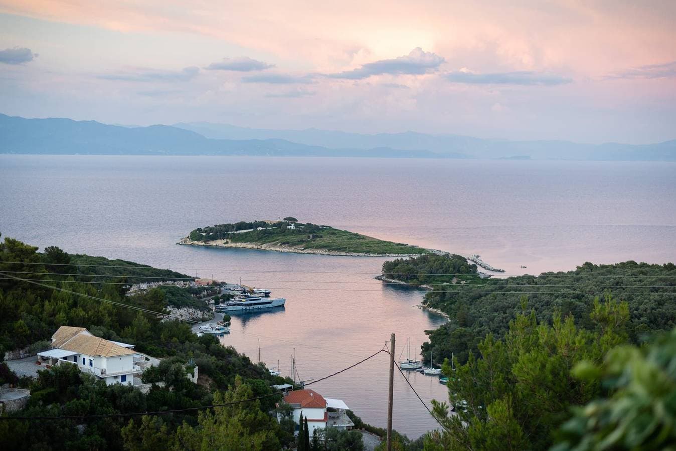 Foto 12 von 29: Magnificent Paxos Villa | 2 Bedrooms | Villa Shiryu | Breathtaking Sea/Gaios Views and Private Pool | Loggos