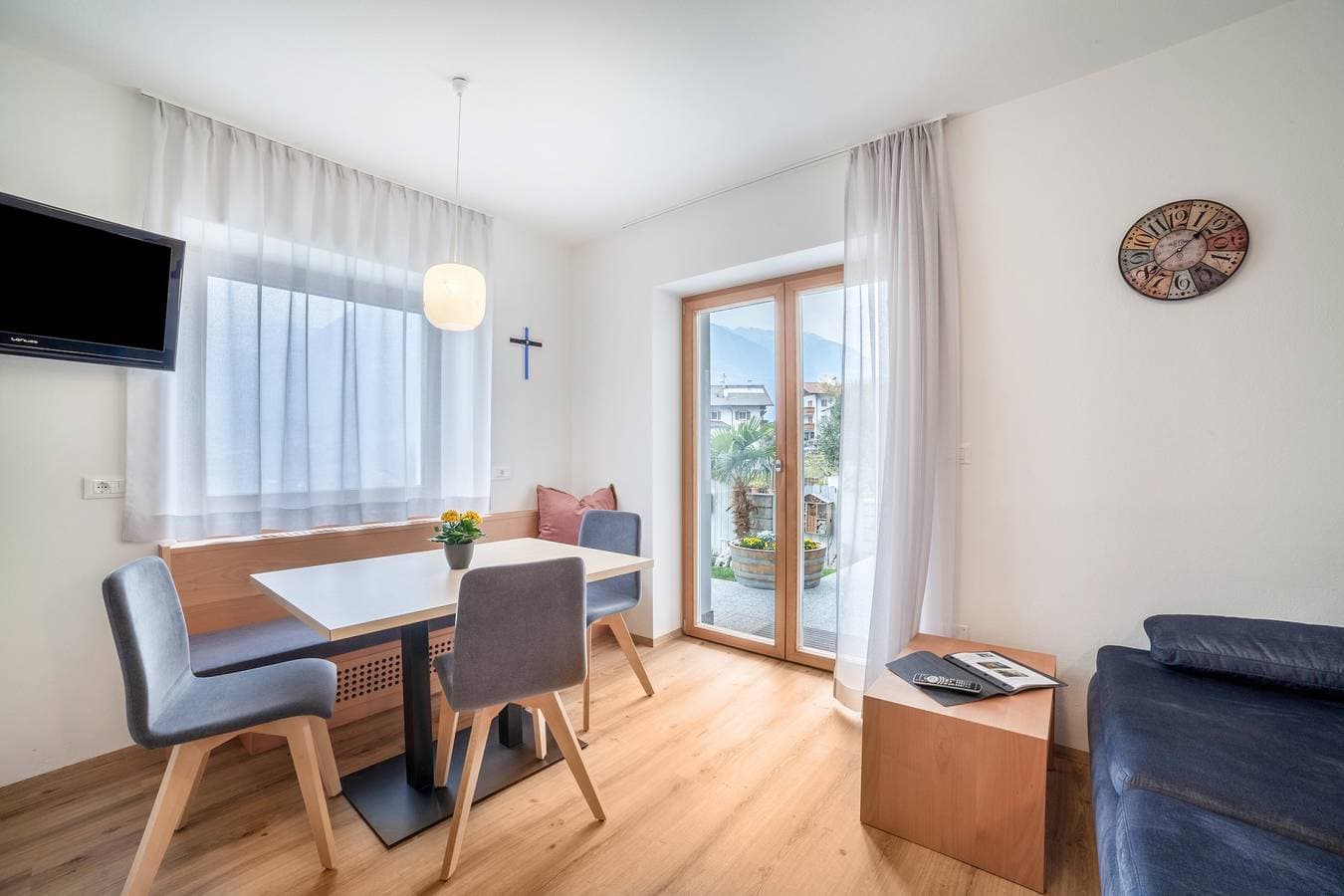 Foto 3 von 31: Ferienwohnung "Haus Hohenrain 1" mit Bergblick, Pool, WLAN, Terrasse & Garten