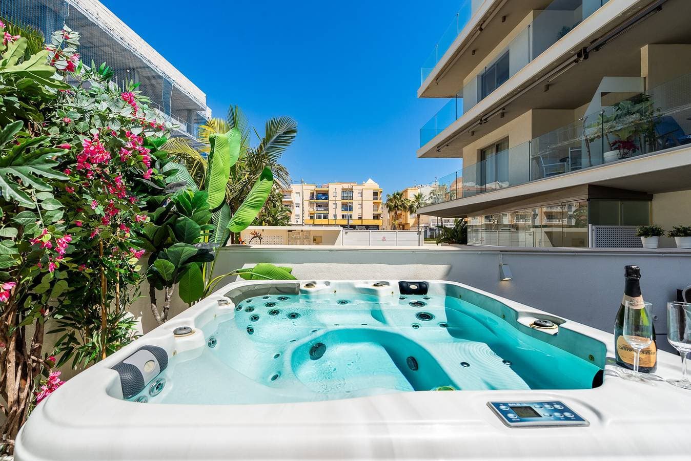 Foto 7 von 37: Ferienwohnung 'Luxurious Two Bed' mit privater Terrasse, WLAN und Klimaanlage