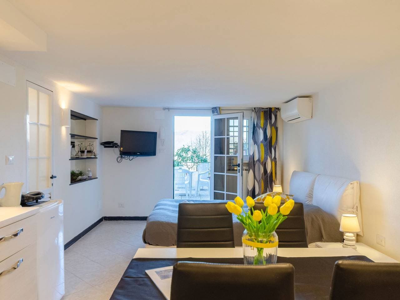 Einzimmerwohnung mit Terrasse und Blick auf den Berg 1
