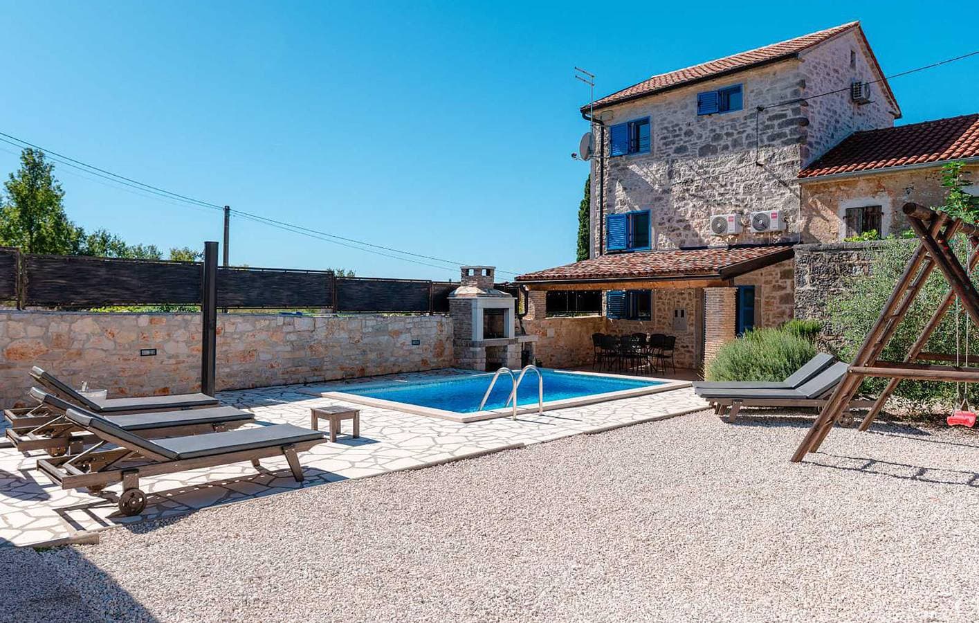 Foto 8 von 33: Gemütliche 1-Zimmer-Wohnung mit Pool, WLAN und Parkplatz in Anzici