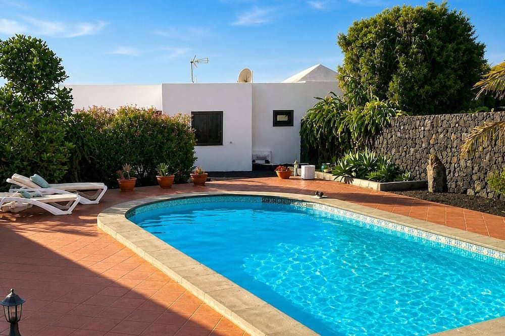 Wonderful views of the sea and the volcanoes. Casa Isabel 1