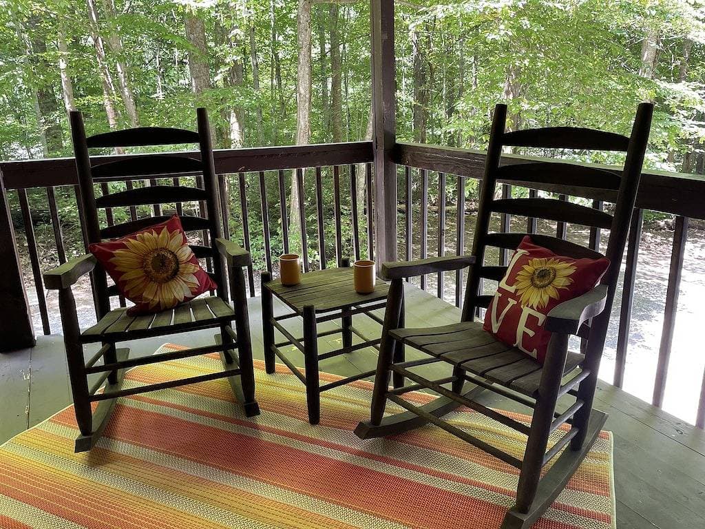 Foto 5 von 31: Cheerful & Cozy 2Bd/2Ba  Cabin. Amazing rates for your visit!