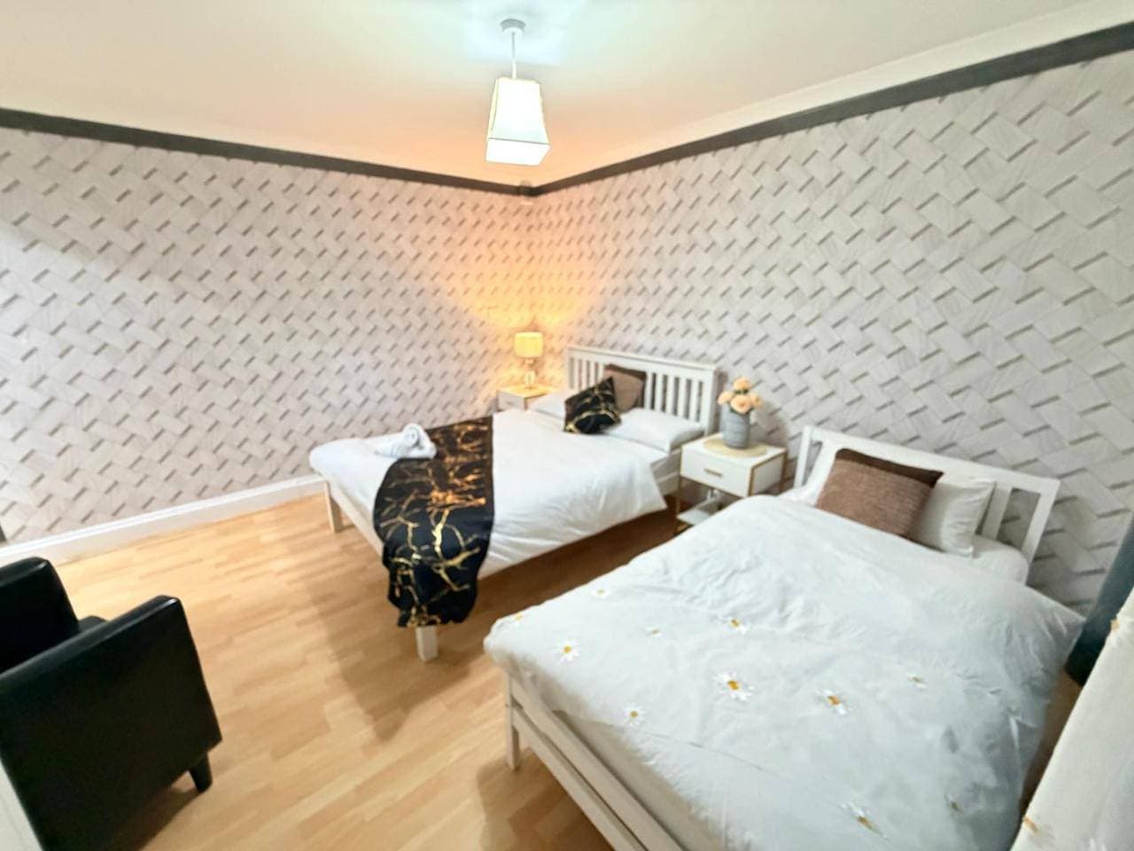 Foto 13 von 31: Lovely Two Double Bedroom Maisonette in Surrey