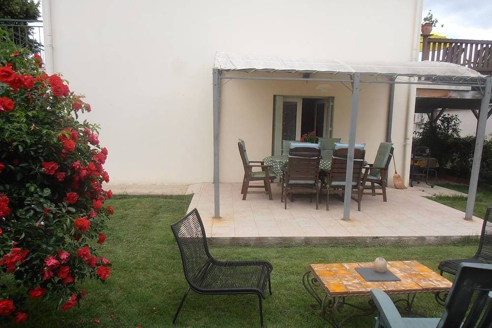 Small apartment with garden 1
