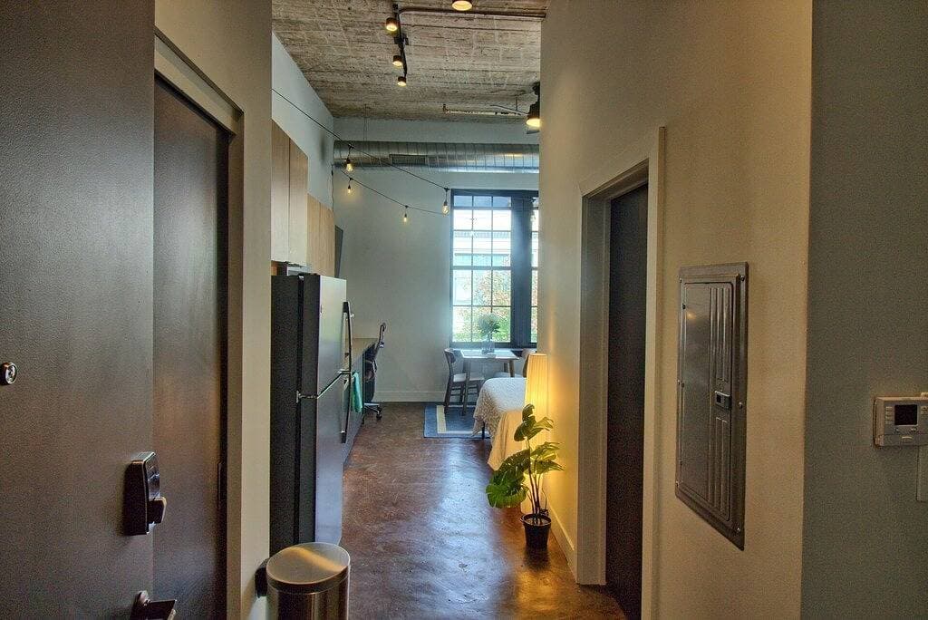 Foto 11 von 27: Chic Ultramodern Studio Loft w/ Designer Features
