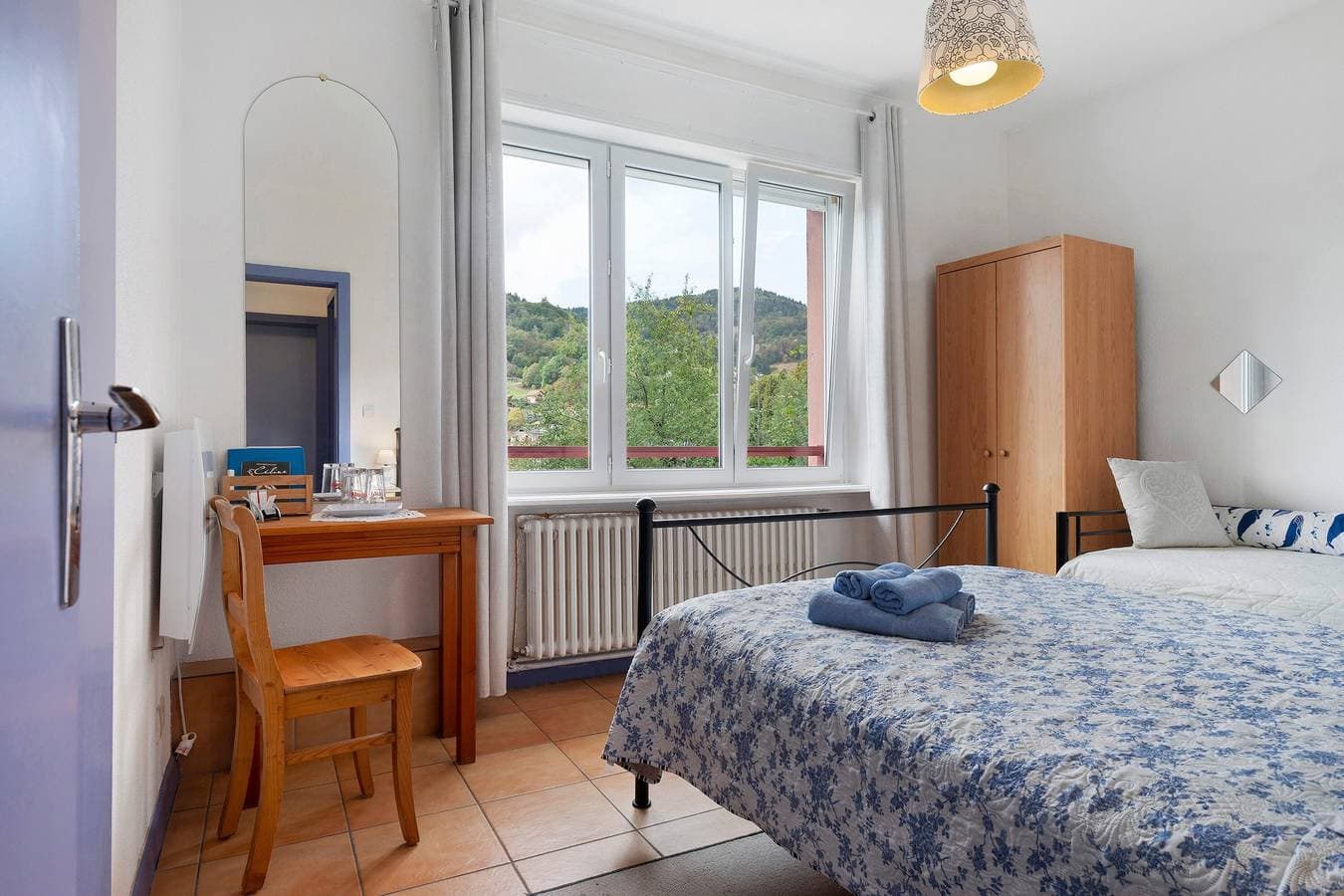 Foto 4 von 33: Gästezimmer „Chambre D – Sportive“ mit Bergblick, gemeinsamer Terrasse und WLAN