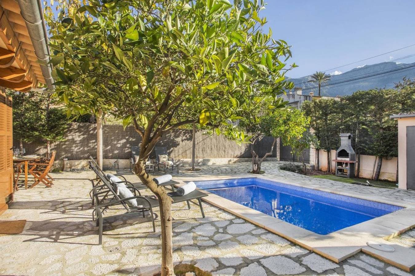 Foto 2 von 22: Klimatisiertes Ferienhaus mit Pool, Terrasse, Bergblick und WLAN