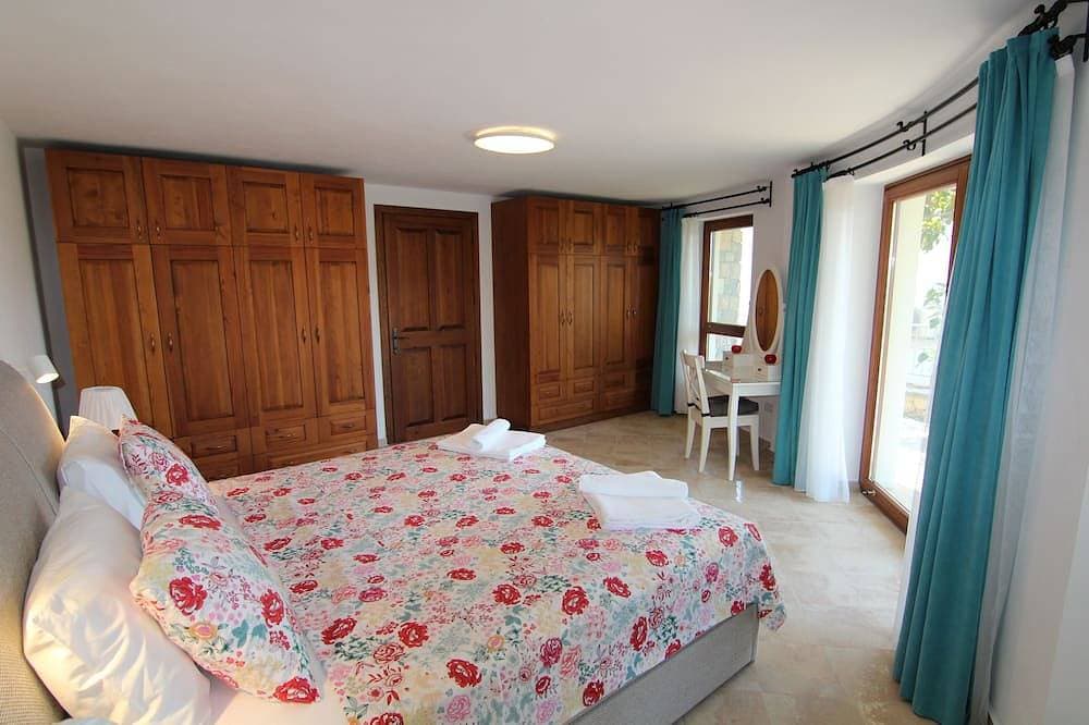 Foto 3 von 22: Romantic Stone Villa With Private Pool Just 100m From The Beach
