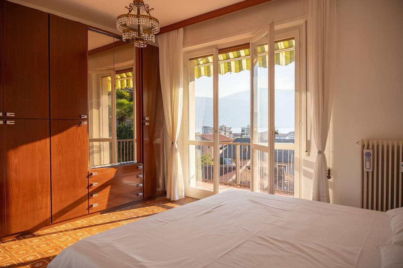 Foto 3 von 10: Ferienwohnung 'Verbania Panorama Lago' mit Blick auf den See und Balkon