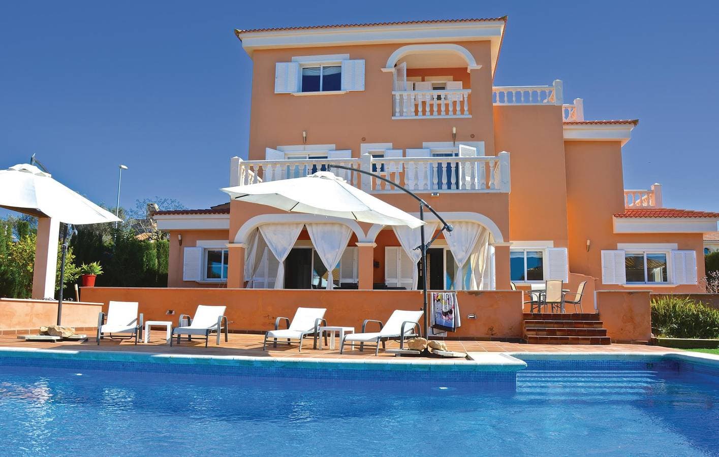Foto 5 von 46: Geräumiges Apartment mit Pool, Küche & WiFi - Nähe Strand & Stadt