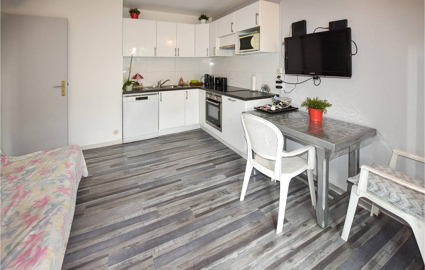 Foto 4 von 24: Abgeschiedene Wohnung mit Terrasse in Les Lecques - Parkplatz, Gefrierschrank, Internet