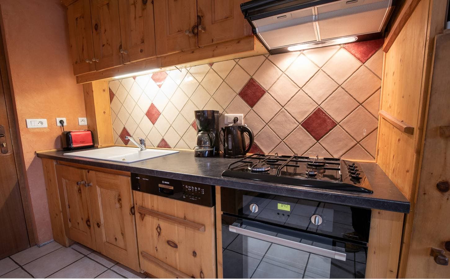 Foto 5 von 14: Einzimmerapartment 'Le Pin Cembro' mit Bergblick, privater Terrasse und WLAN