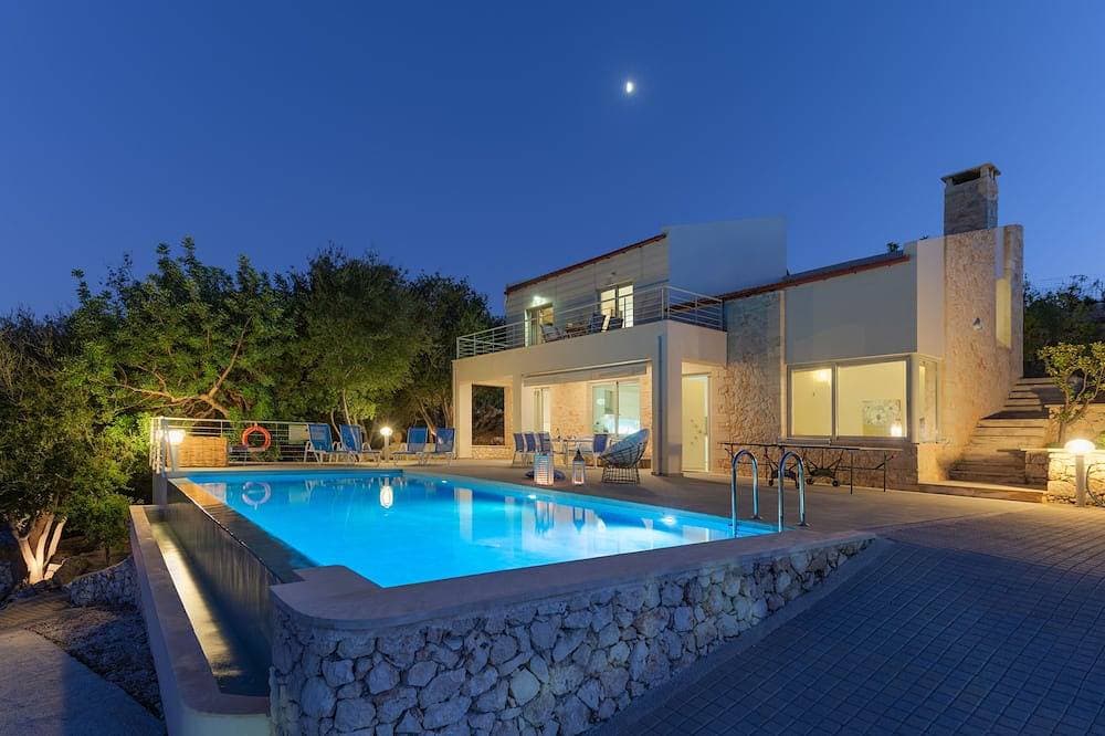 Villa Armonia, sea view, heated pool (for an extra fee), and excellent privacy. 1