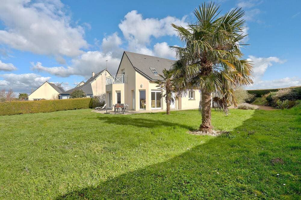 Beautiful home in Courtils with WiFi 1