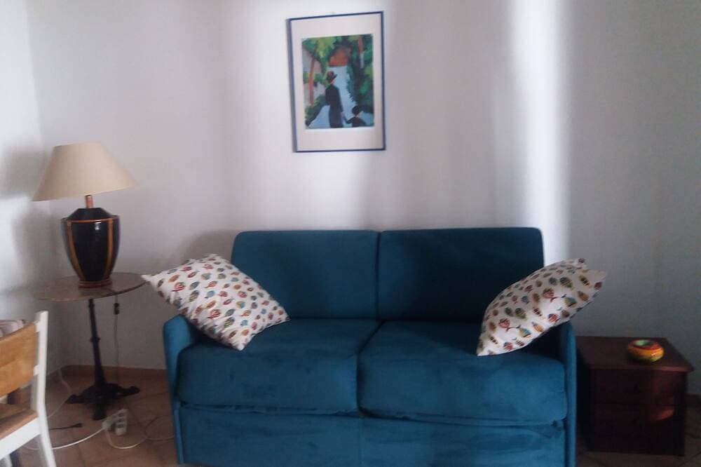 Beautiful, fully-equipped, climate-controlled, sea-view apartment in Le Rayol, sleeps 2 to 4. 1