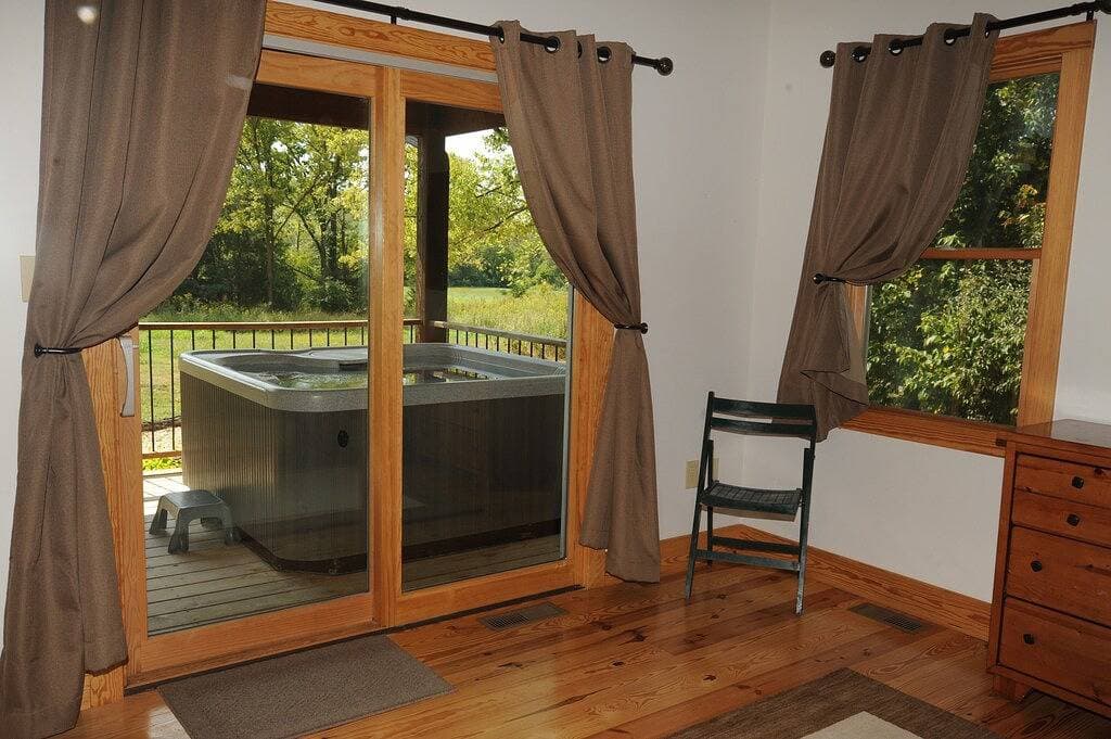 Foto 4 von 40: \"Walden\" Deluxe Riverfront Cabin auf 54 Hektar mit Whirlpool in der Nähe von Luray, Va