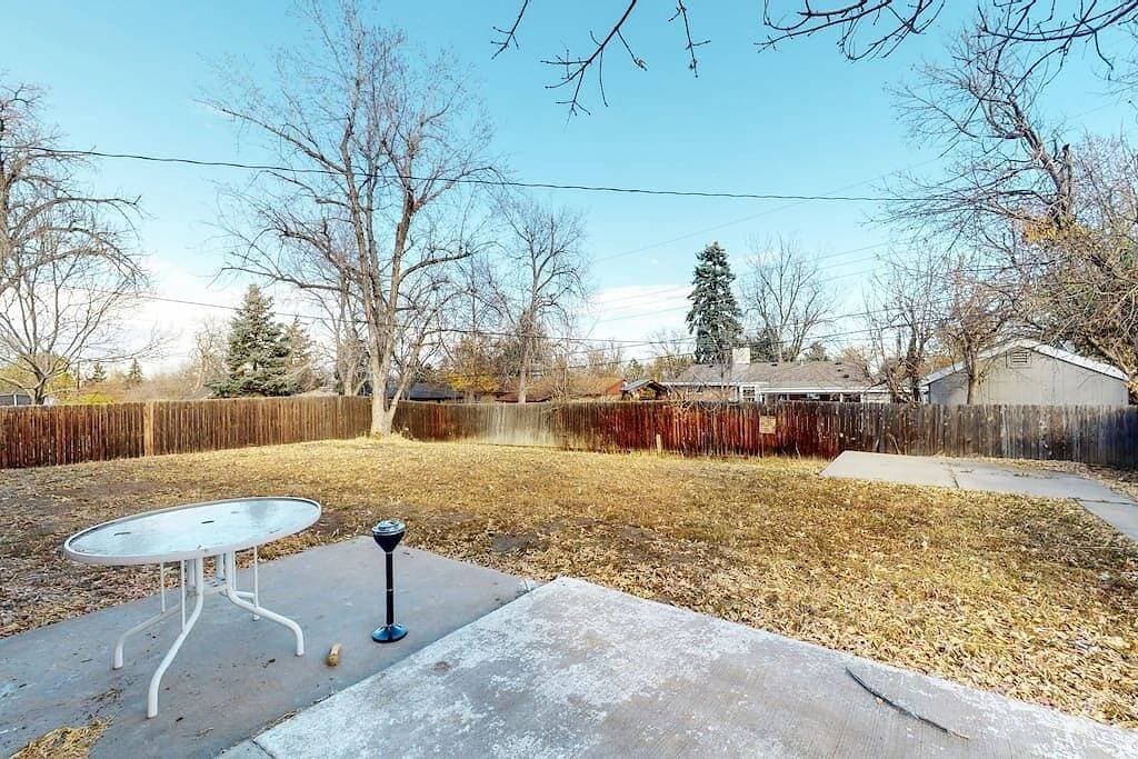 Foto 9 von 25: Expansive Centennial Home with Spacious Yard & Parking