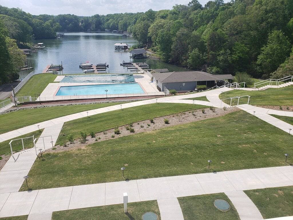 Foto 8 von 46: Breathtaking Sunset Views Over Smith Mountain Lake offers no stairs to condo