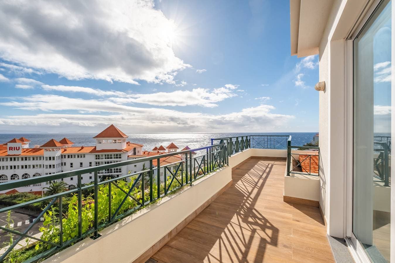 Foto 6 von 28: Exquisite Ocean Apartment by Homie