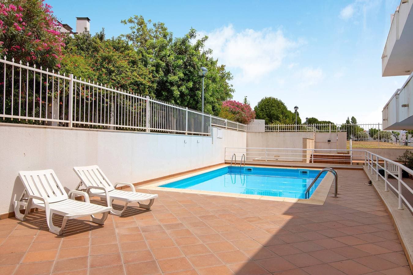 Foto 2 von 24: Ferienwohnung "T2 D Apt Amendoeira" mit Gemeinschaftspool, 2 Balkonen & WLAN