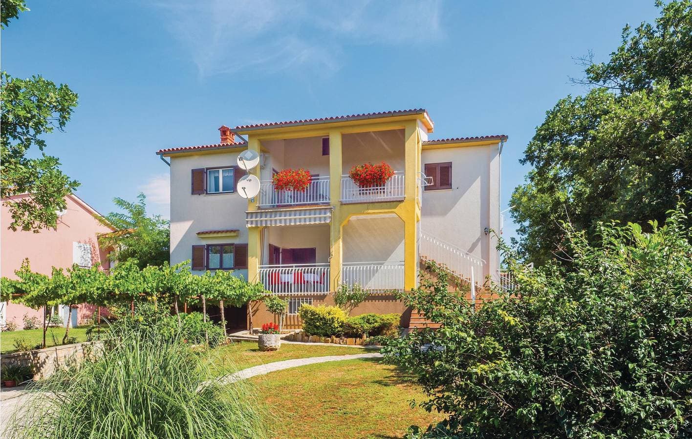 Charmante Unterkunft, 2 km von Raša entfernt: Geräumiges Apartment mit Pool und Terrasse 1