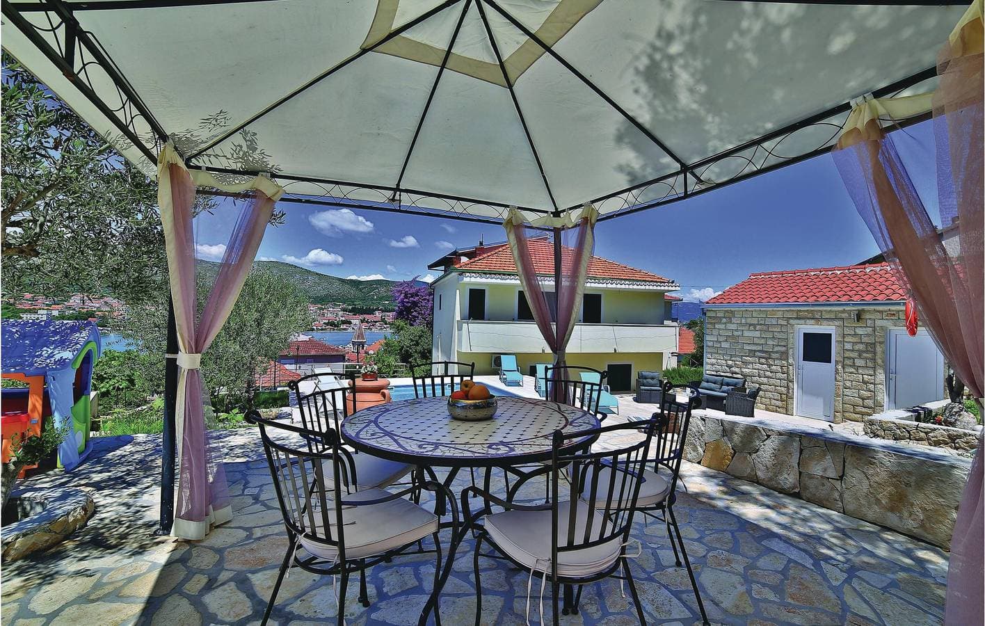 Foto 3 von 29: Gemütliche Ferienwohnung mit Meerblick, Pool, Terrasse und Küche – 2 km vom Strand entfernt