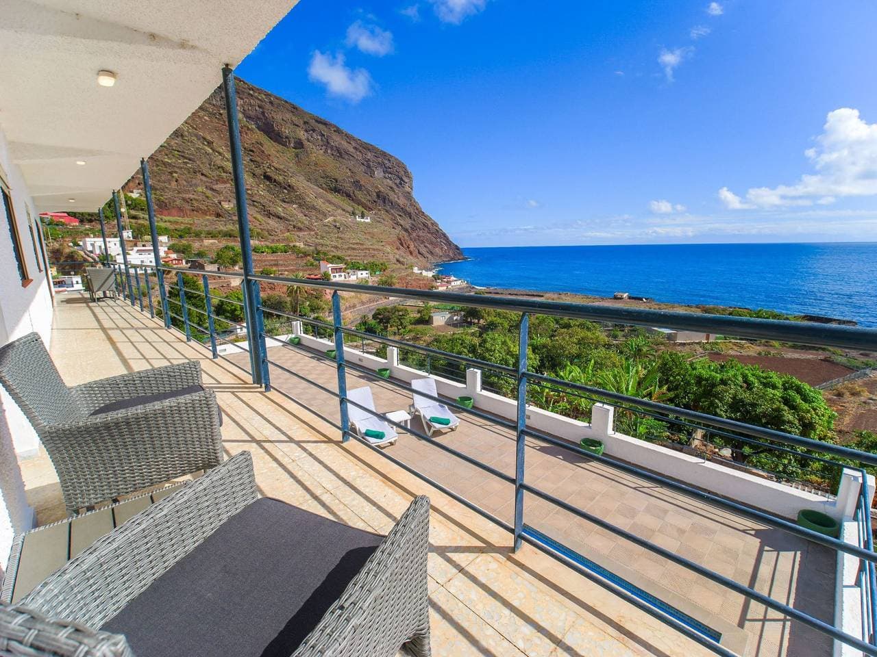 Foto 4 von 38: Zweitstöckiges Ferienvilla mit Terrassen, Pool, Sauna sowie herrlichem Berg- un