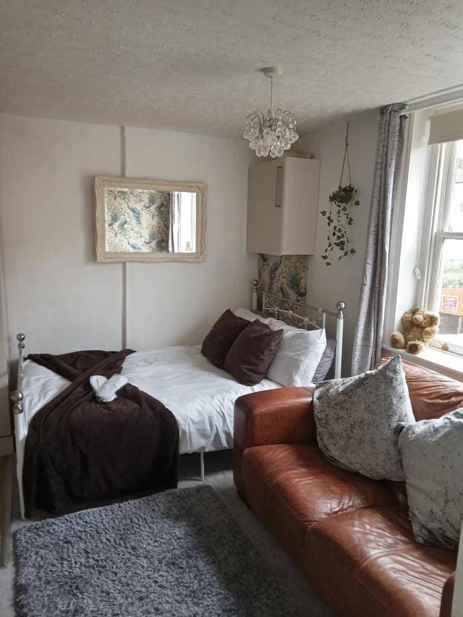 Little Dorrit Studio flat Rochester ME1 1XZ 1