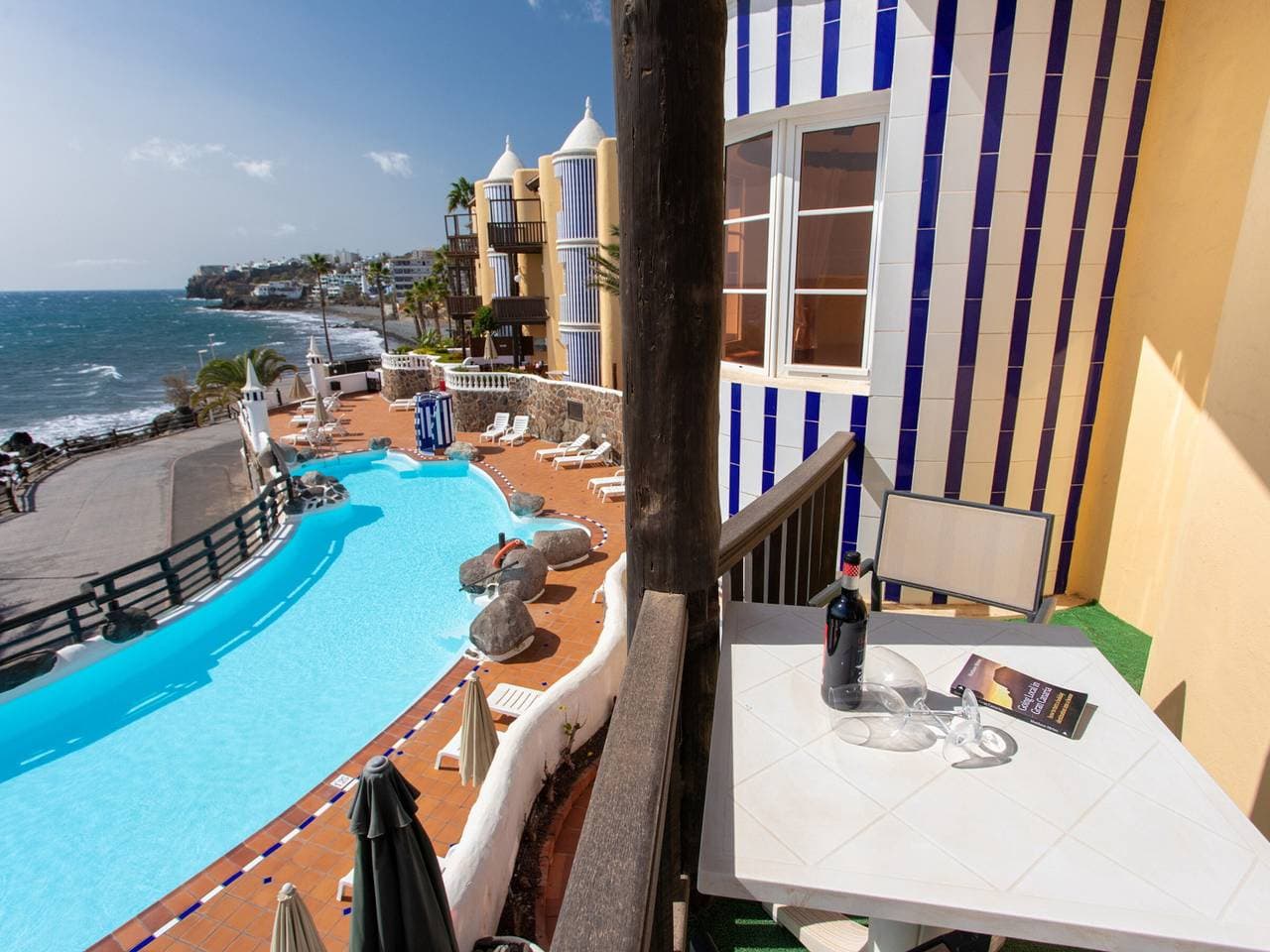 Ferienhaus mit 2 Schlafzimmern, Balkon und beheiztem Pool 1