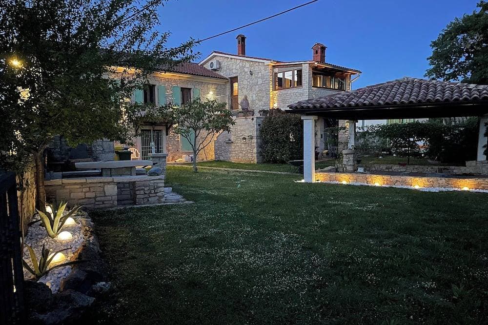 Rustikales Bauernhaus, umgeben vom Grün des großen und weitläufigen Gartens mit Swimmingpool 1
