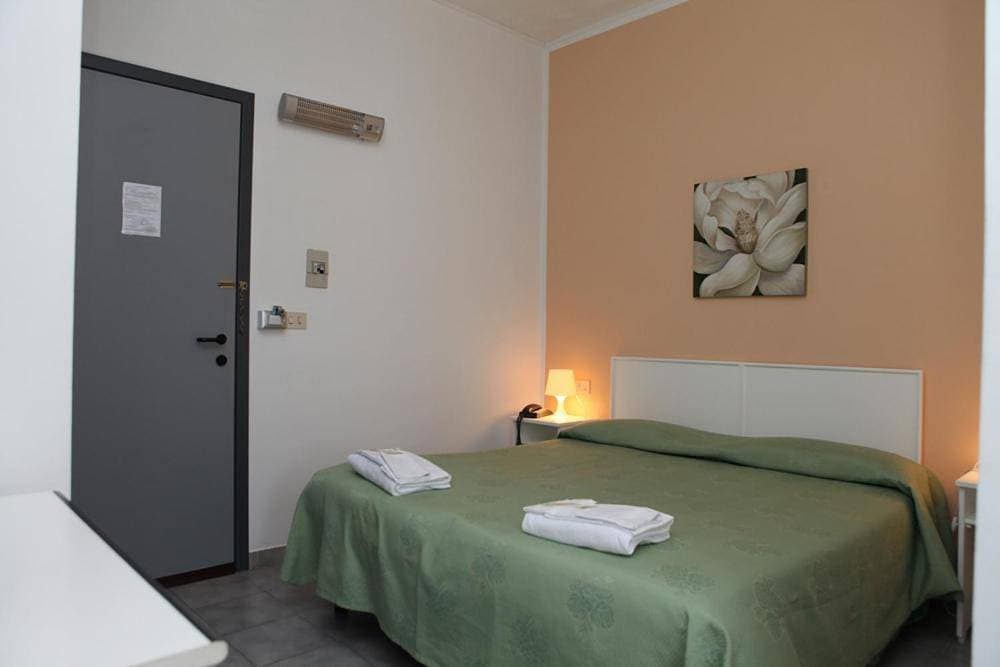 Foto 8 von 9: Economy Double Room