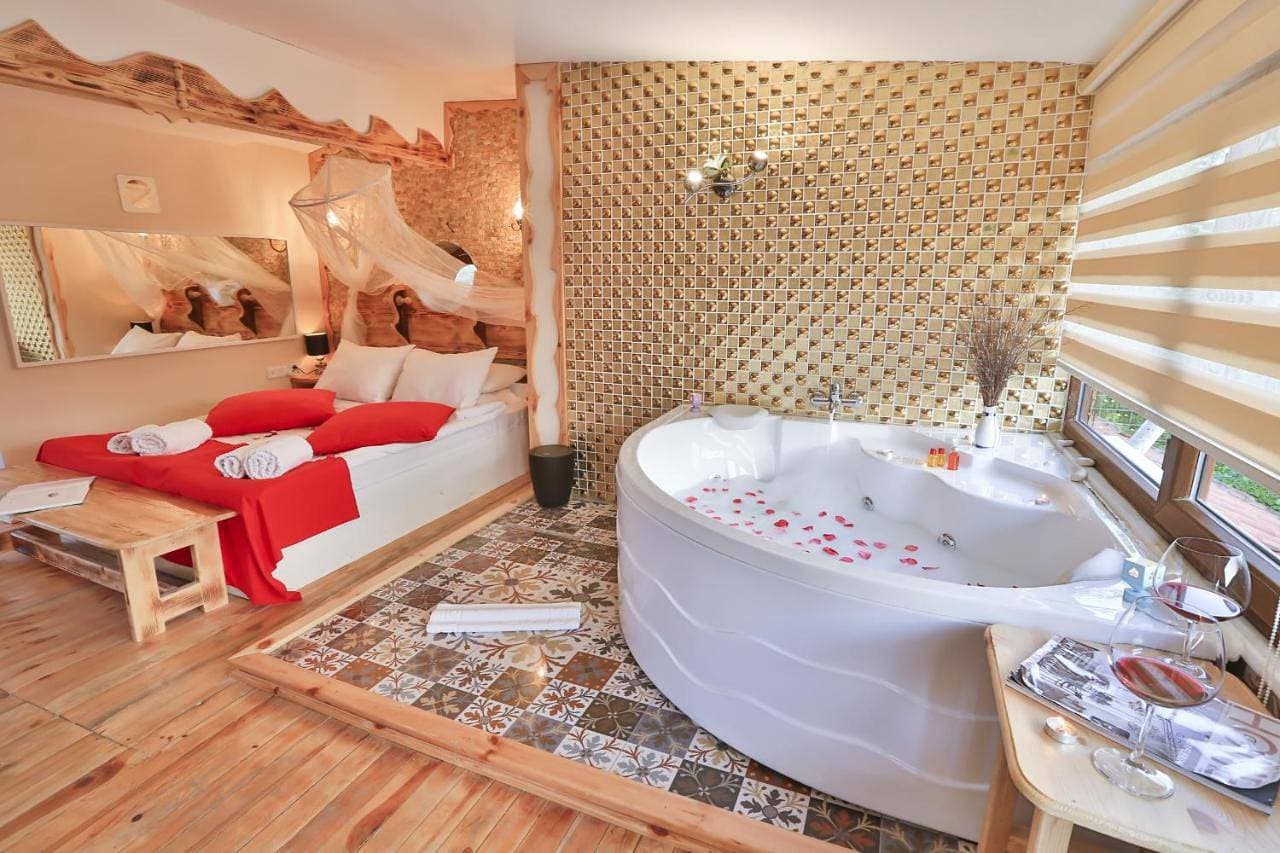 Foto 13 von 16: Deluxe Suite with Spa Bath and Fireplace Heater