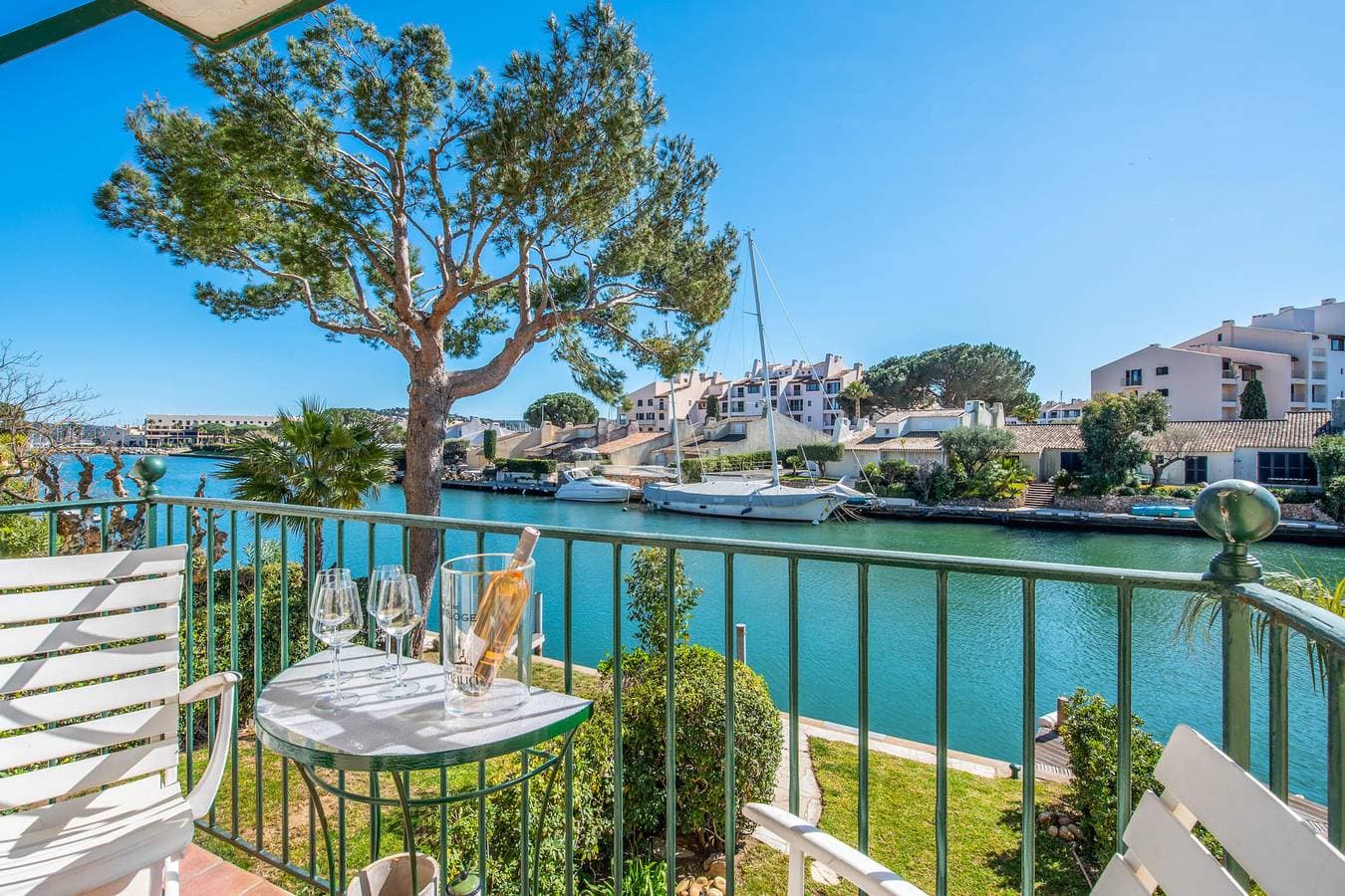 Schöne Wohnung mit wunderbarem Blick auf die Giscle in Grimaud - Welkeys 1