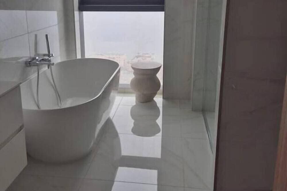 Foto 11 von 30: Official Mercury Suites | Lux 1Br w/Pool & Gym