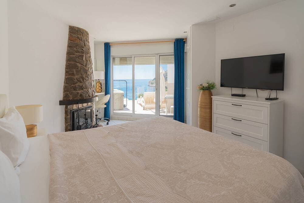 Foto 3 von 30: Frontline Mediterranean Villa • Heated Pool & Jacuzzi • 3m Walk to Beach & Port
