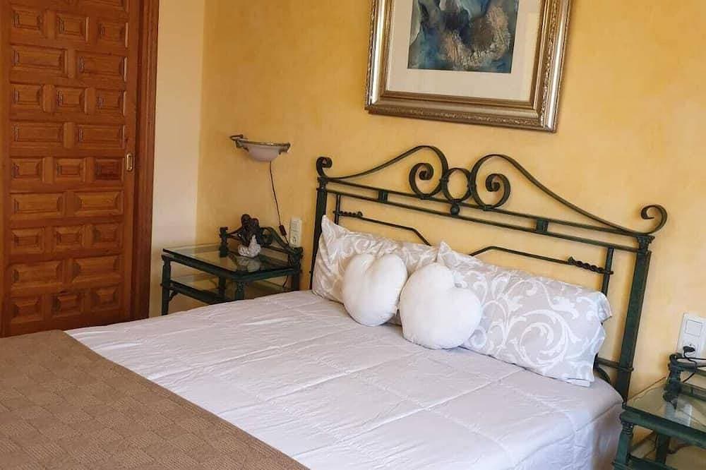 Foto 2 von 30: Chalet With Charm! Spacious law garden, pool with deck and more