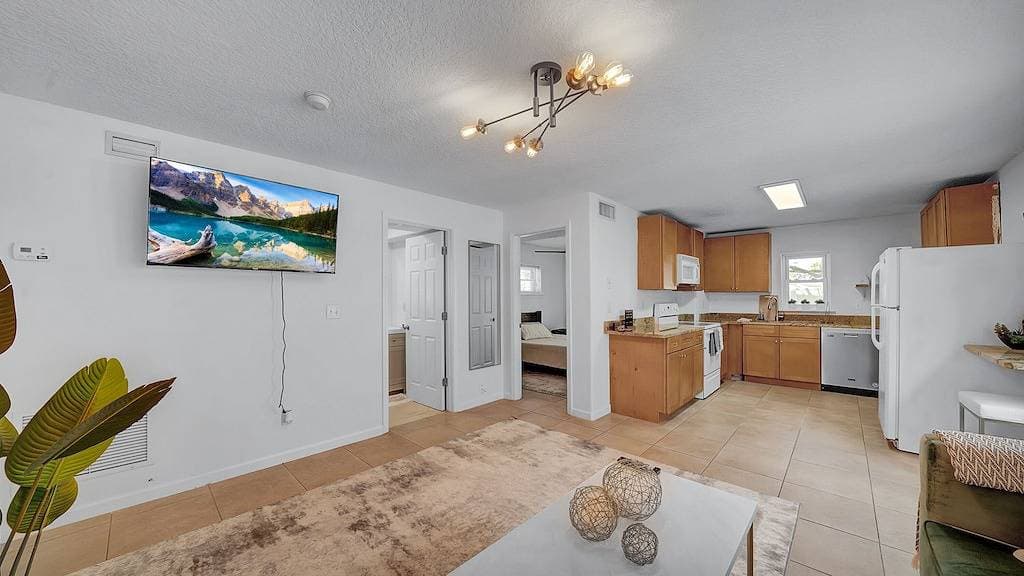Oceanside 1st floor home, 1 block away from beach and 15 mins away from Mayo 1