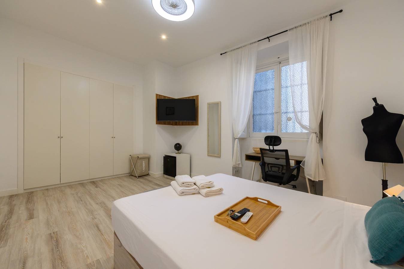 Foto 13 von 23: M Madrid: habitación con comodidad y zona