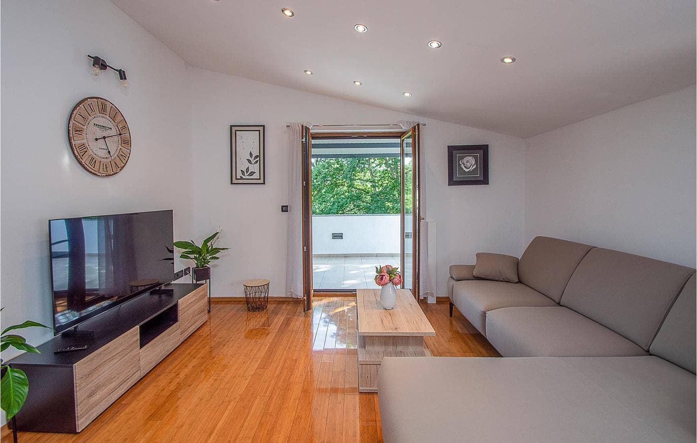 Foto 5 von 31: Geräumige 2-Zimmer-Wohnung mit Terrasse und Annehmlichkeiten