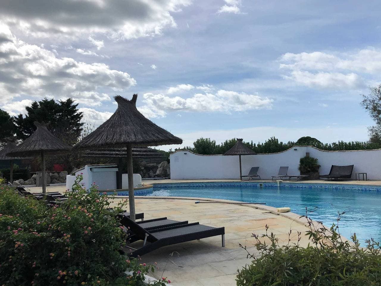 Gemütliches Bungalow in Saintes-Maries-de-la-Mer mit Pool 1