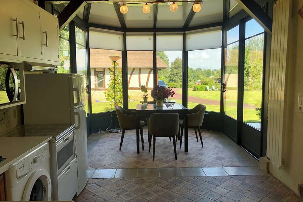 Foto 9 von 18: Renovated bread oven in pretty Normandy property