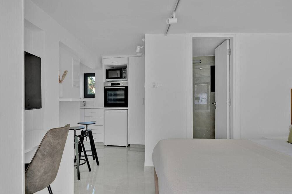 Phaedrus Living: Alkminis Luxury Flat Litore 1