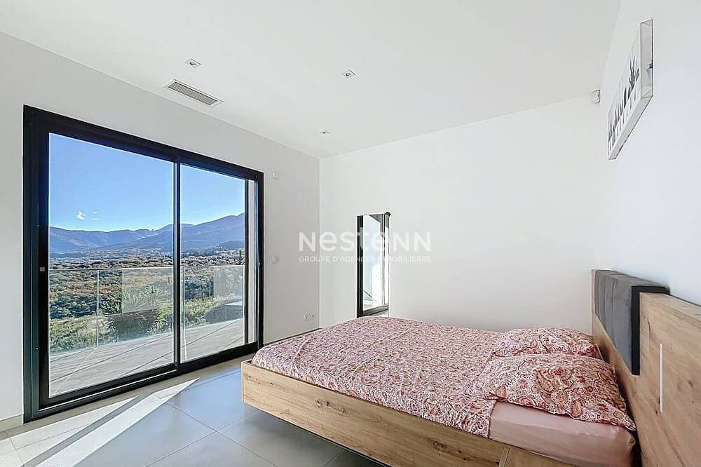 Foto 3 von 24: Zeitgenössische Villa mit privatem Infinity-Pool