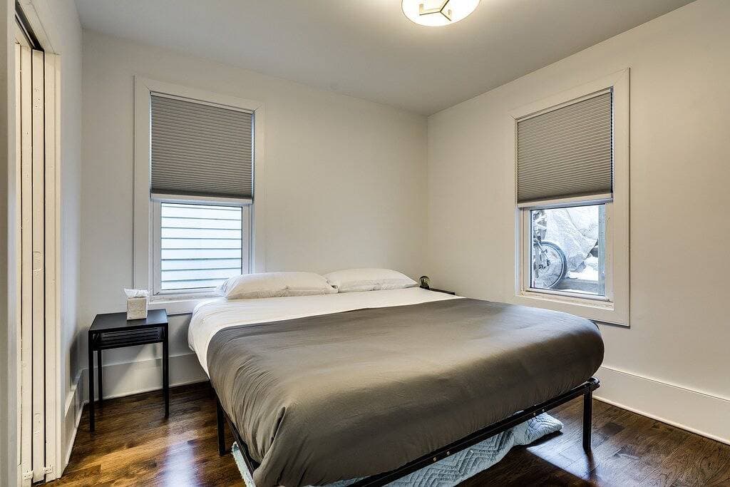 Foto 11 von 17: Old Town Chicago at it's finest! Pet Friendly & Recently Renovated Top-Floor Condo Has Everything You Need for a Perfect Windy City Getaway by AllSet Turnover