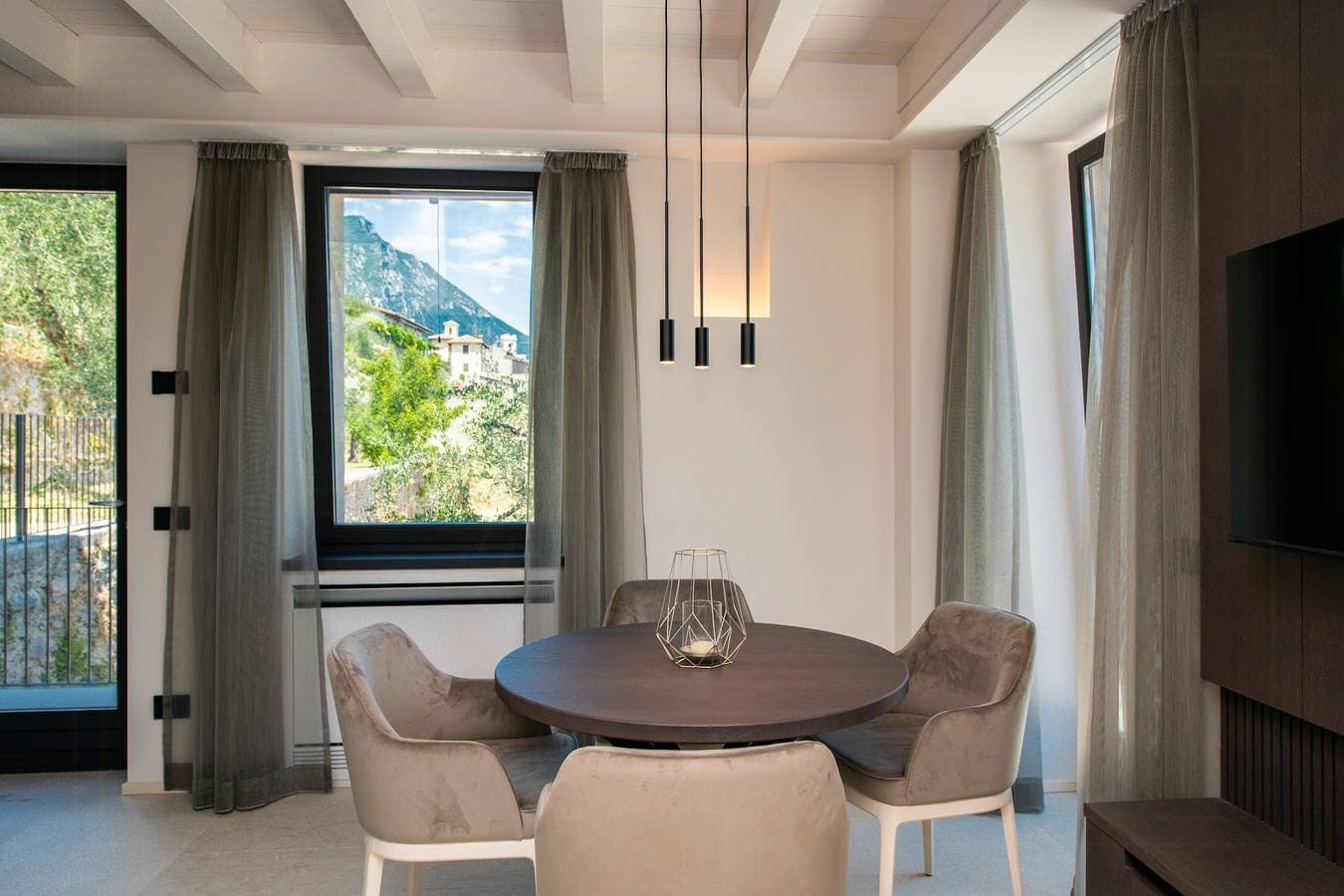 Foto 11 von 46: Turm mit Pool und Terrassen mit Seeblick in Gargnano